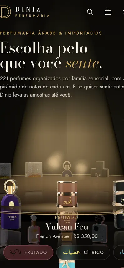 Gravação do site da Diniz no celular, com a vitrine 3D trocando de família de perfume