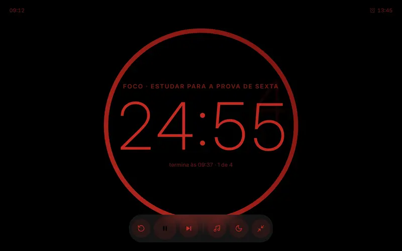 O modo noturno no tablet, com o relógio grande do foco