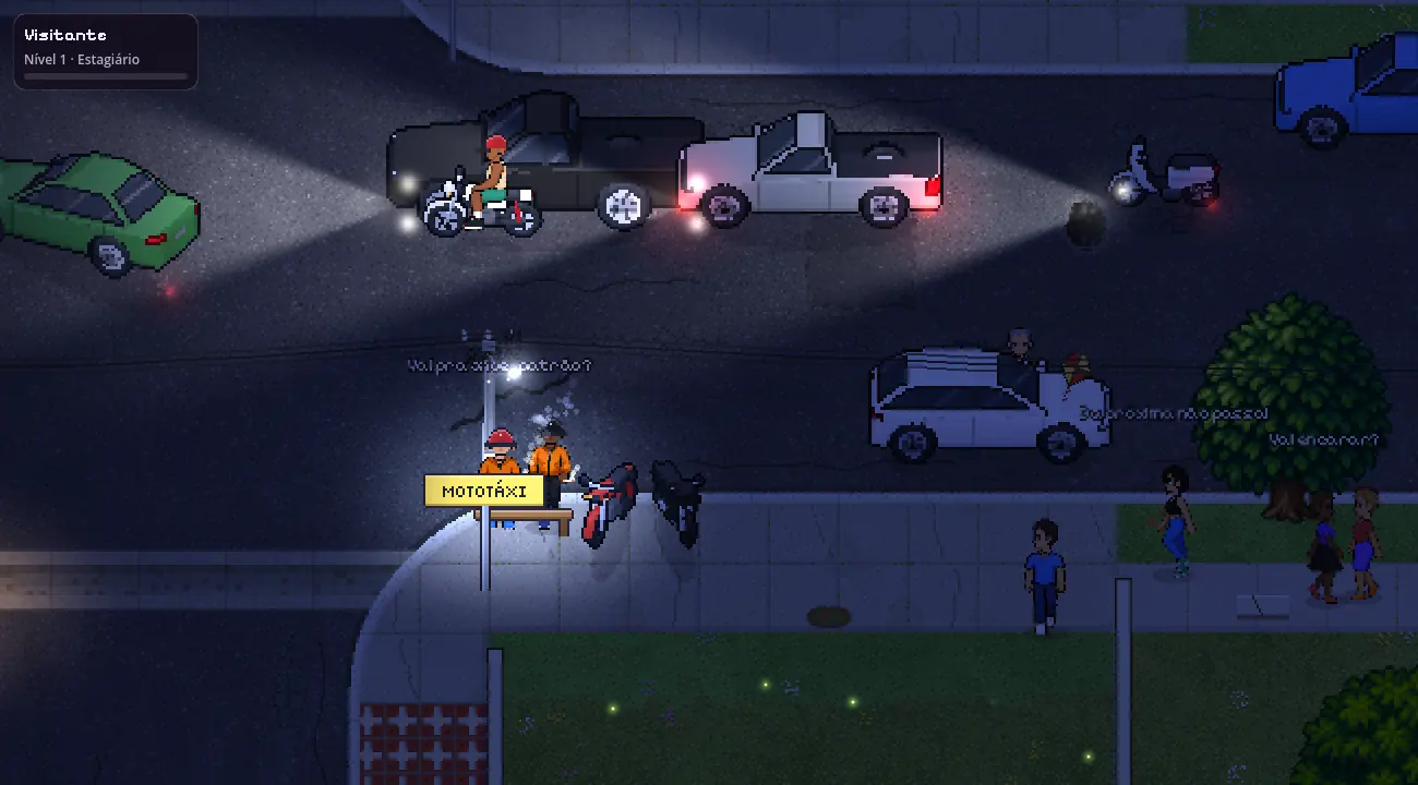 Uma rua do jogo à noite: faróis acesos, o ponto de mototáxi sob o poste e vaga-lumes no gramado