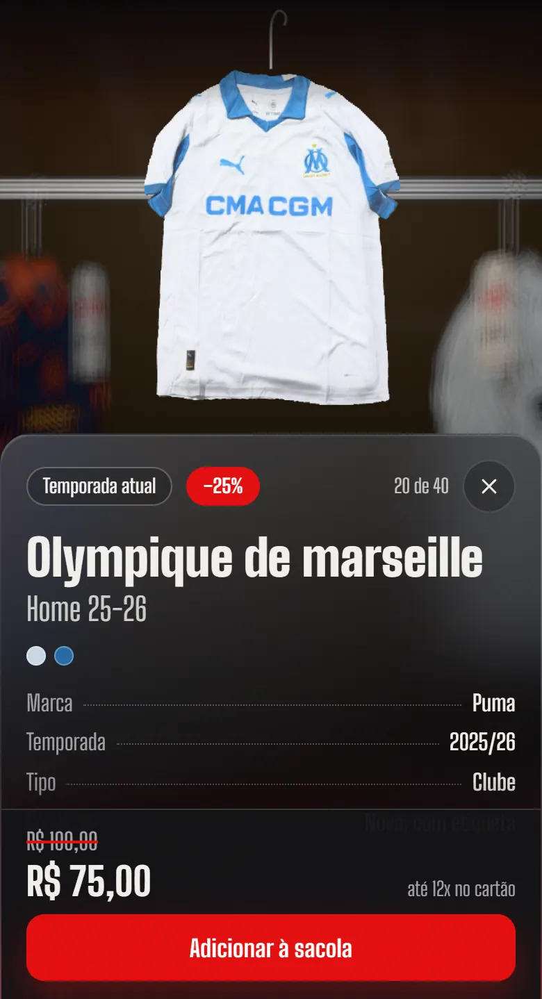 Uma camisa tirada do cabide, com a ficha: coleção, desconto, marca, temporada, preço e o botão da sacola