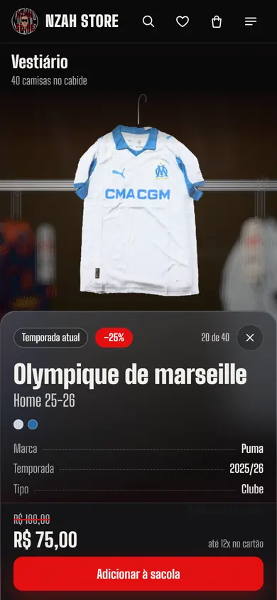 Uma camisa aberta no cabide, com preço, tamanho e o botão de pôr na sacola
