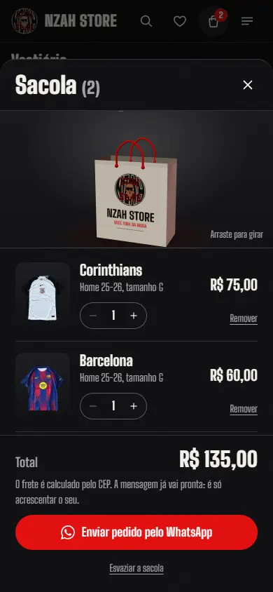 A sacola com duas camisas, o total e o botão de enviar o pedido pelo WhatsApp